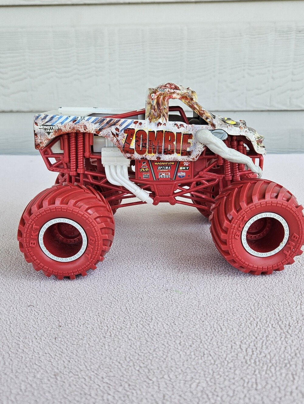 Monster Jam 1:24 Die Cast Monster Truck Zombie Red White Metal - Picture 2 of 7